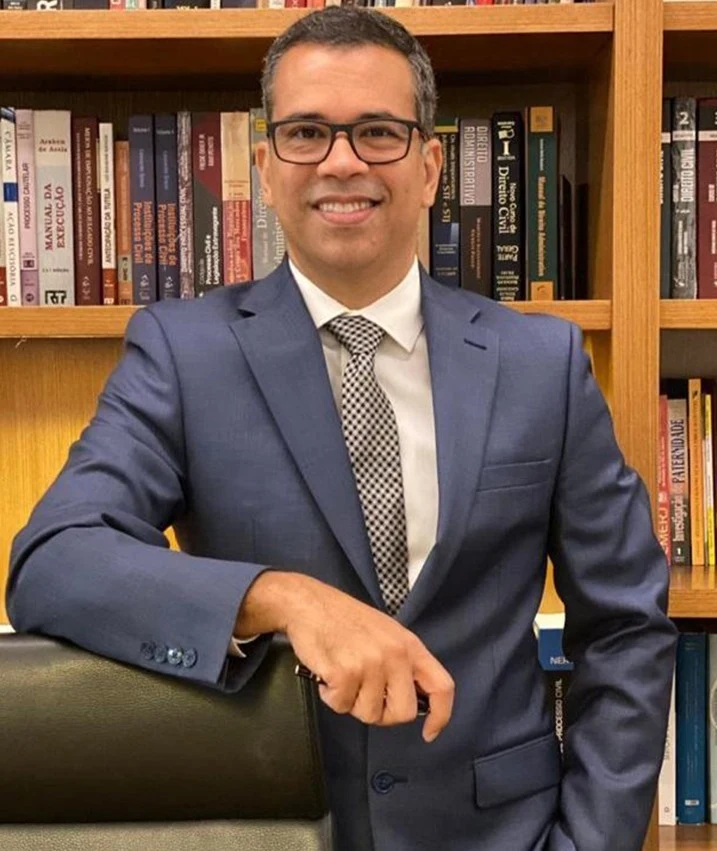 Dr. Bernardo Brandão no escritório, no Centro do Rio de Janeiro